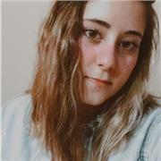 Soy una chica que ha aprendido inglés viajando, así que mi intención es enseñar con métodos prácticos, mientras se divierten y aprenden el idioma